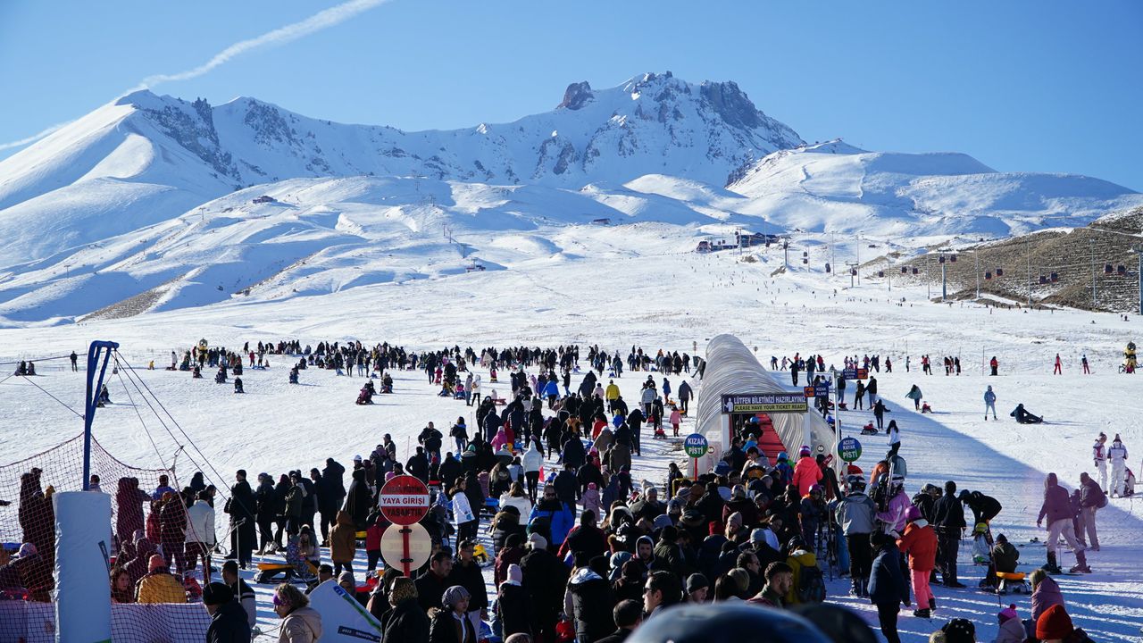 Vatandaşlar yılın ilk günü Erciyes Kayak Merkezi'ne akın etti