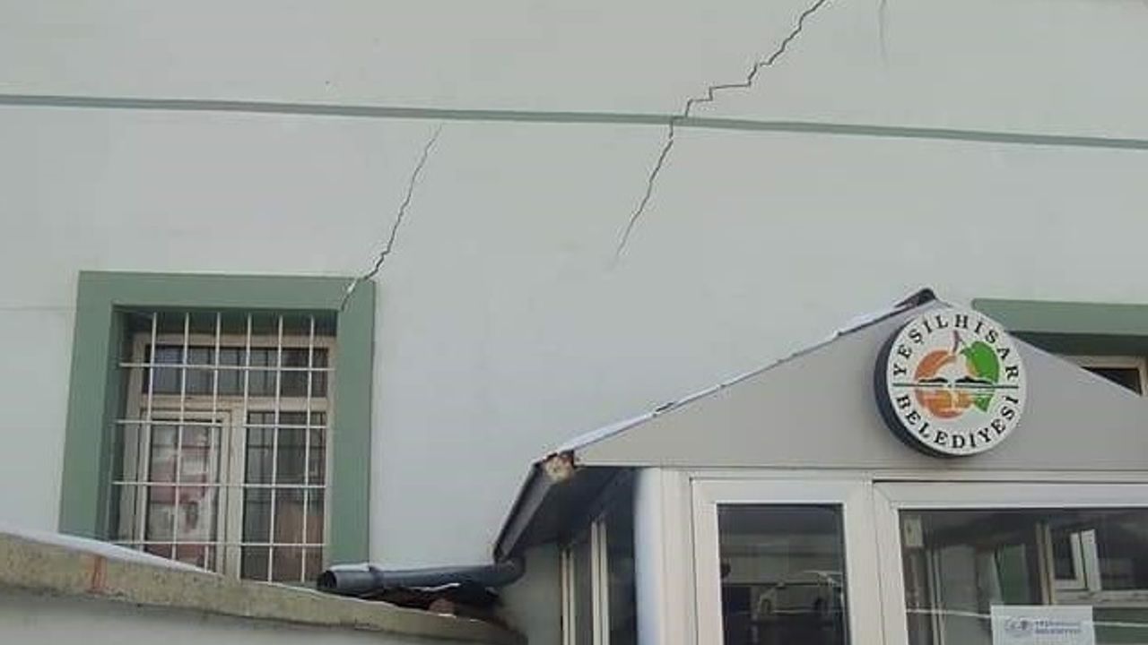 Depremde Yeşilhisar Belediye binası da hasar gördü