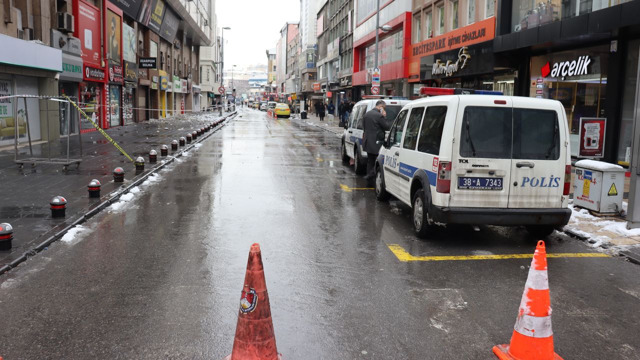 Kayseri’de depremin izleri sabah olunca ortaya çıktı
