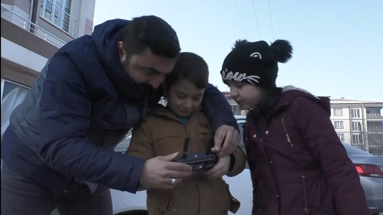 Depremzede çocukların yüzü İHA'nın dronu ile güldü