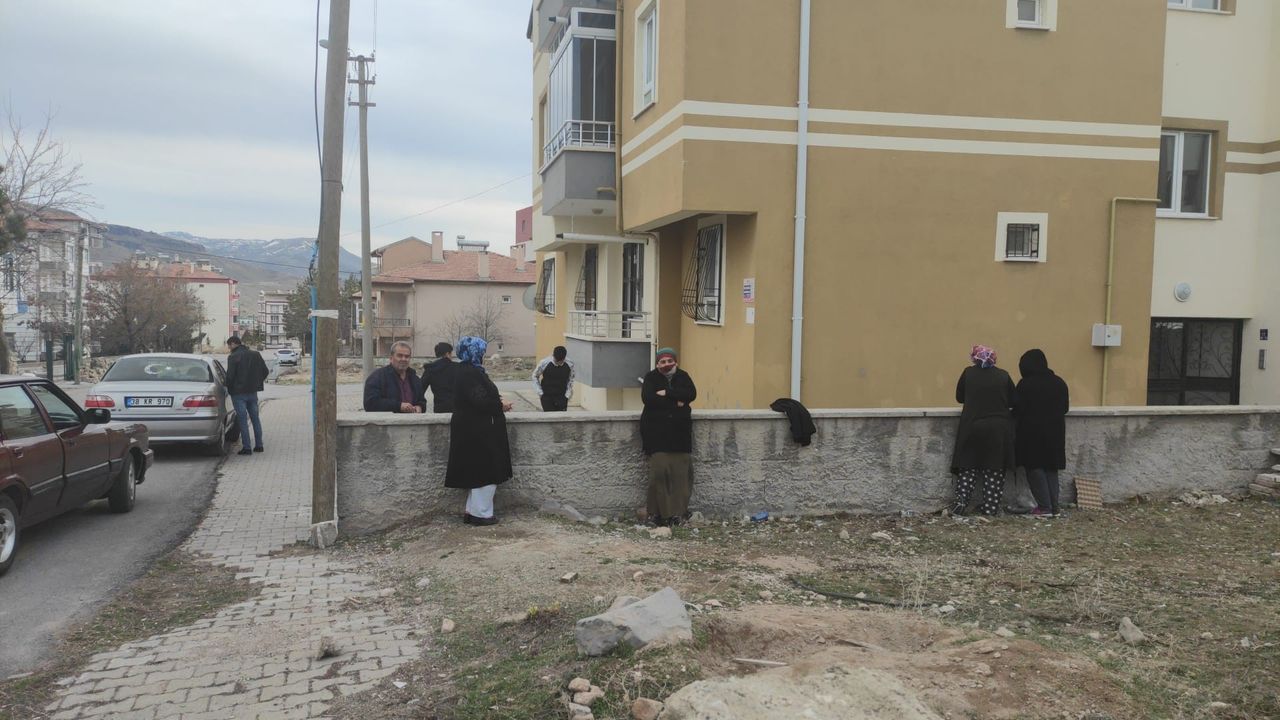 Kayseri'deki deprem Develi'de vatandaşı sokağa döktü