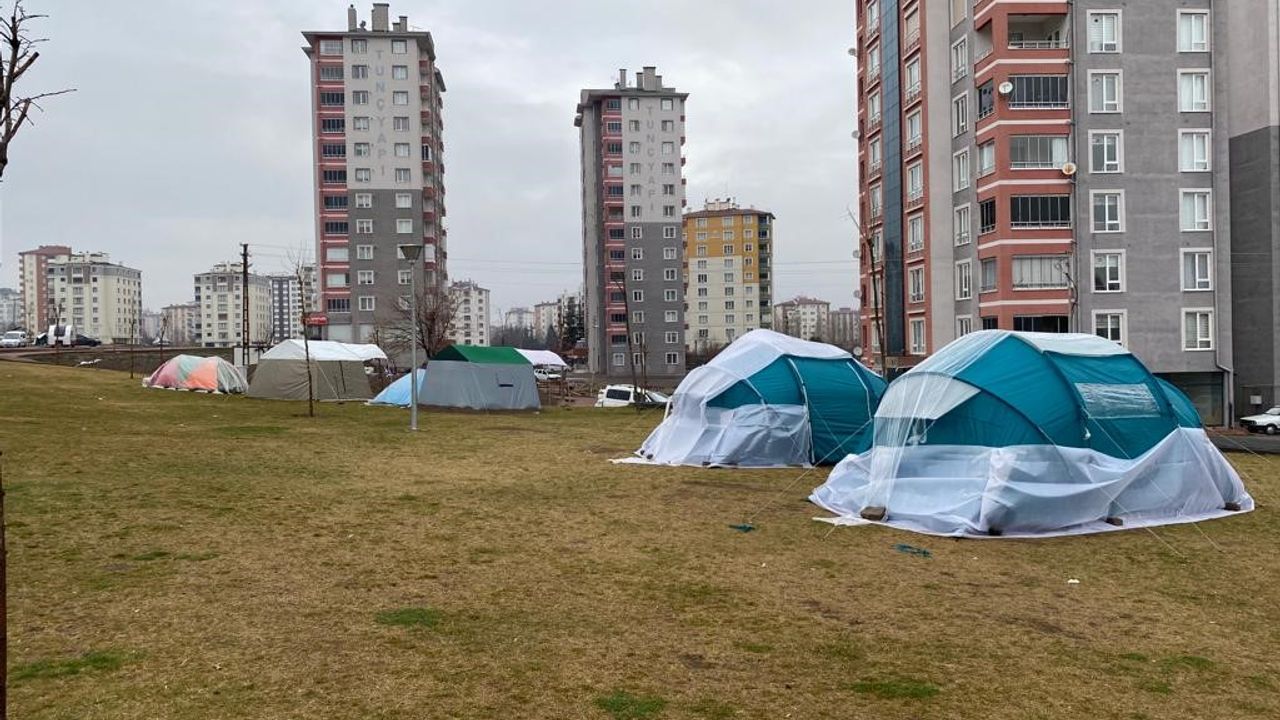 Bazı vatandaşlar günlerce çadır arıyor