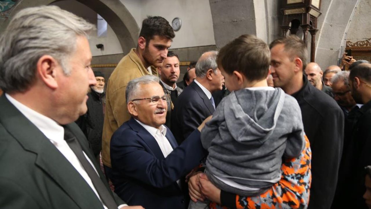 Bakan Akar ile Başkan Büyükkılıç, Hacılarda Vatandaşla Bayramlaştı