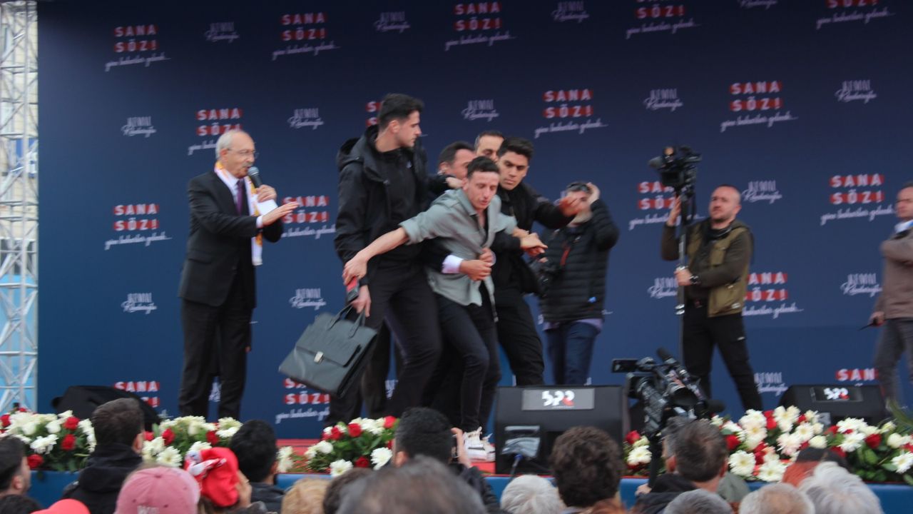 Kılıçdaroğlu Mitingi’nde Sahneye Fırlayan Genç Herkesi Korkuttu!