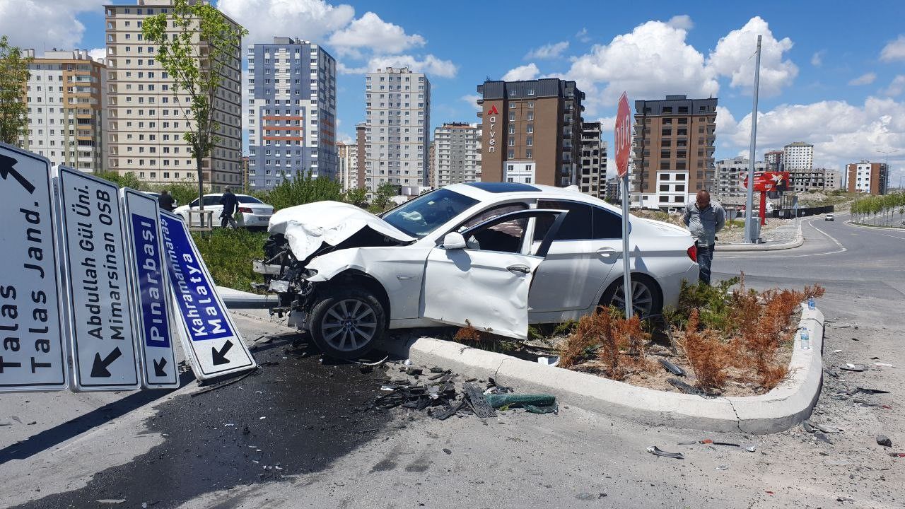 Kaza Yapan Otomobil Refüje Uçtu: 3 Yaralı