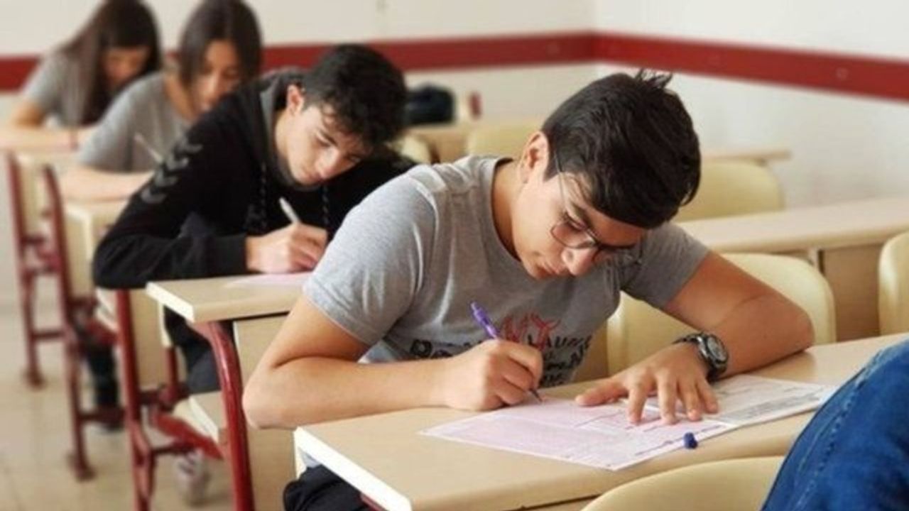 Sınav Anında Okulun Yanına Pazar Kuruldu!