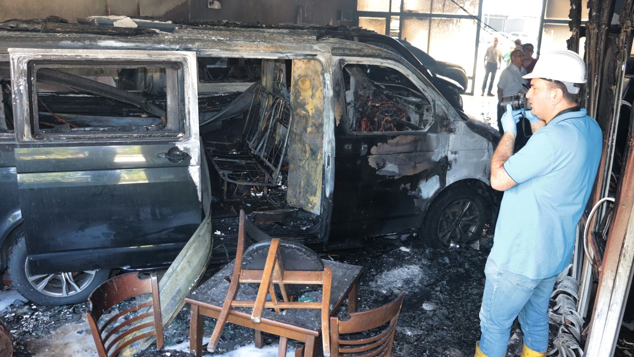 Galeride yangın: 6 araçta maddi hasar var