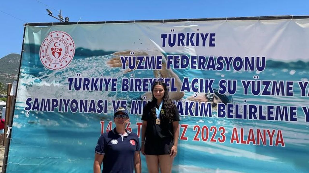 Sudenas Çakmak, yüzmede Türkiye Şampiyonu oldu