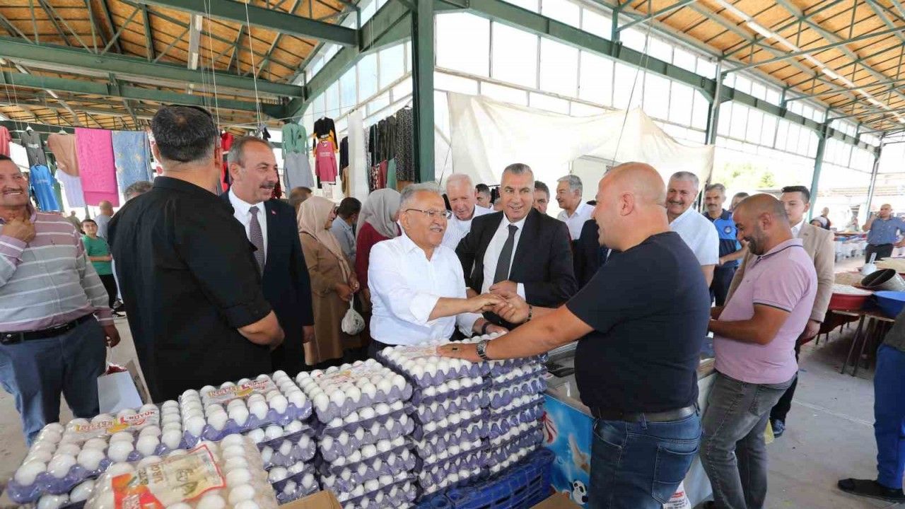 Başkan Büyükkılıç, Tomarza’da alışveriş yapan vatandaşlarla sohbet etti