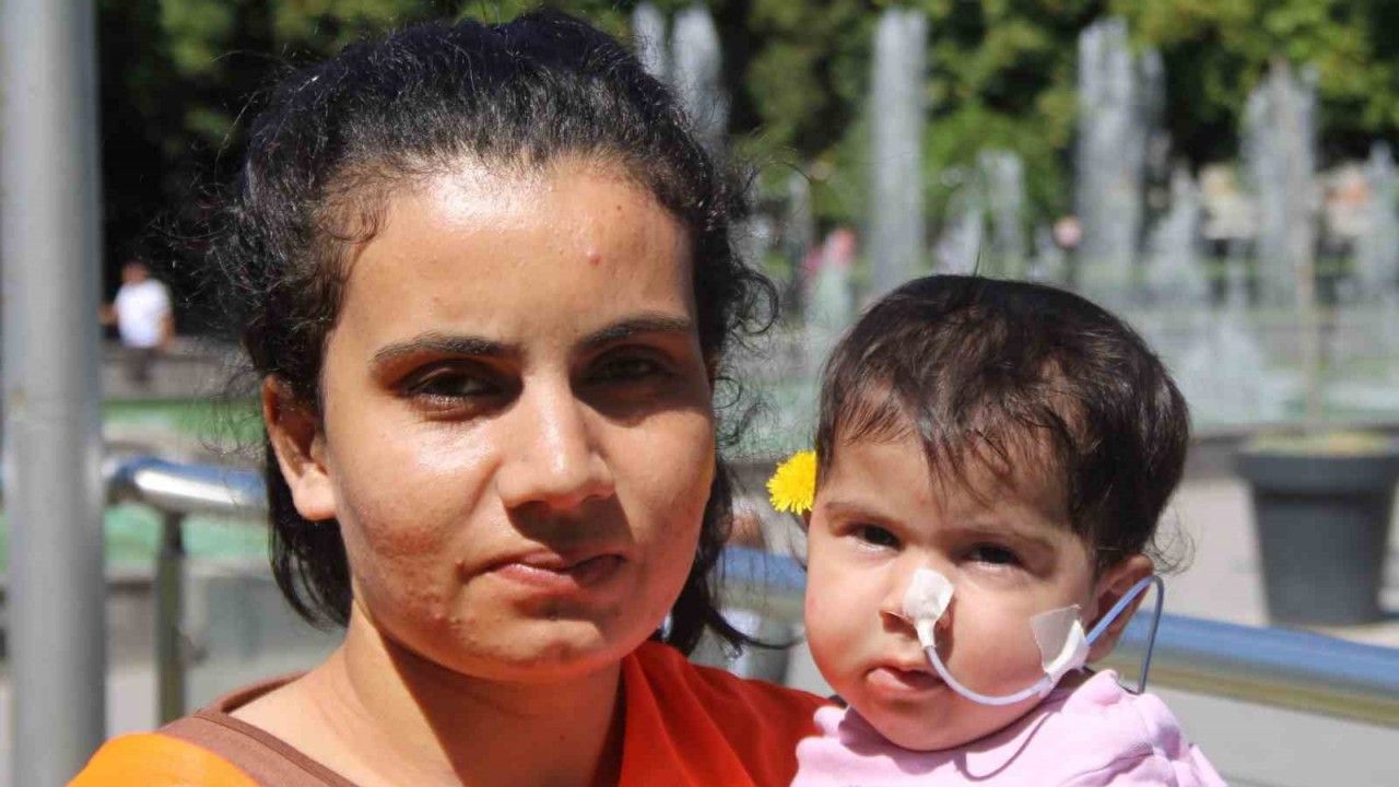İkizi depremde hayatını kaybeden Aybüke bebeğin yaşam mücadelesi