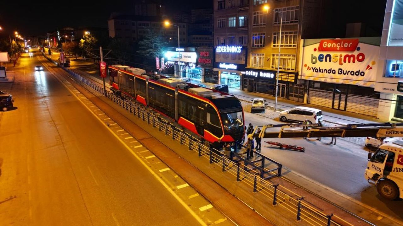 Talas Mevlana - Cumhuriyet Meydanı arası hizmet verecek hatta ilk tramvay raylara indirdi