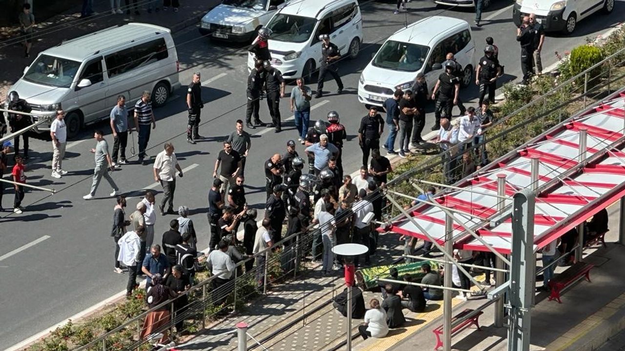 Kazada ölen 15 yaşındaki gencin ailesi, tramvay yolunda tabutla yürüyerek eylem yaptı