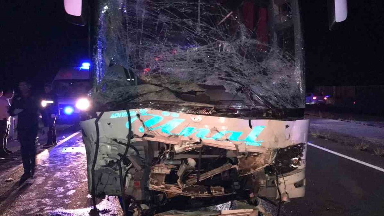 Yolcu otobüsü otomobile çarptı: 2 ölü, 20 yaralı!