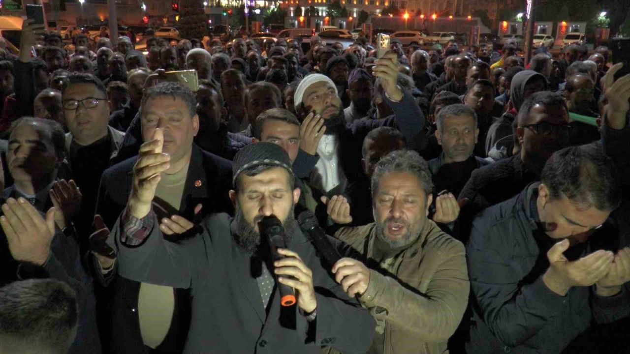Kayseri’de vatandaşlar meydana çıkarak Filistin için dualar etti