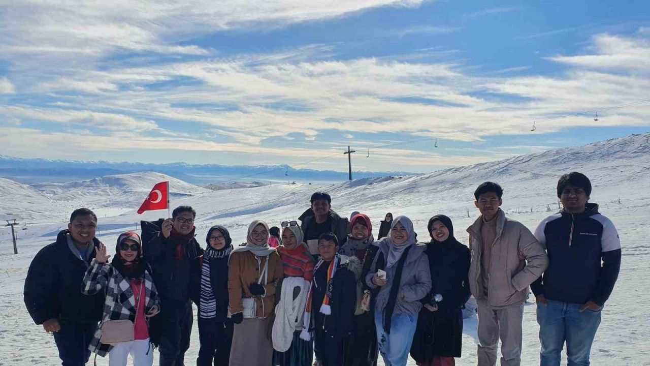 9 bin 87 kilometre uzaklıktan gelen Endonezyalı turistler Erciyes’e hayran kaldı