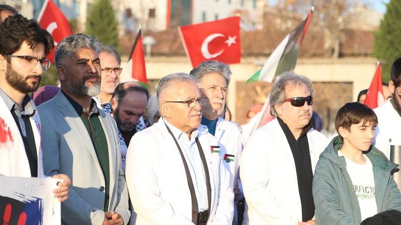Doktorlar ve sağlık çalışanları İsrail’i protesto etti