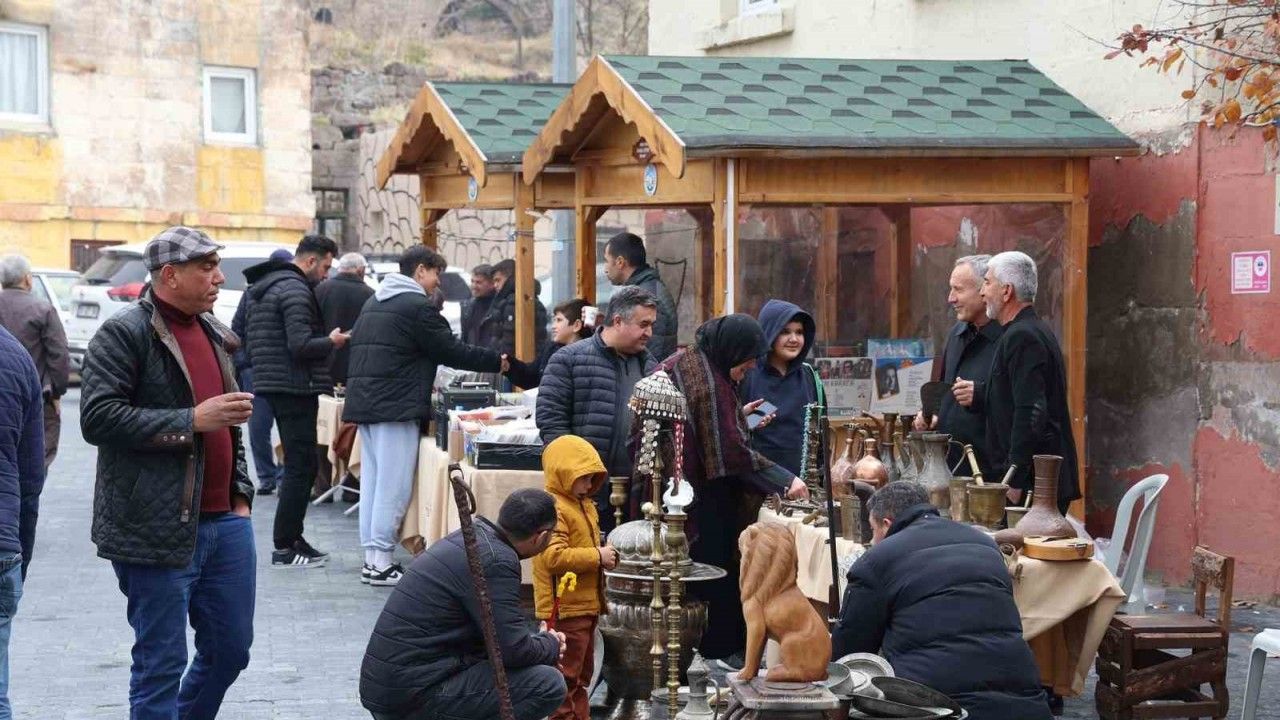 Talas’ta yılın ilk antika pazarı