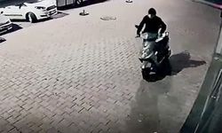 Direksiyon kilidini kırdığı motosikleti iterek götürdü