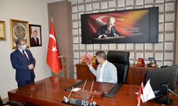 İl Sağlık Müdürünün koltuğuna oturan otizmli Eren Aksoy, TMM’ye dikkat çekti