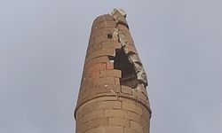 Cami minaresine yıldırım düştü!