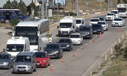 Hafta sonu kısıtlamasının ardından 43 ilin geçiş noktasında trafik yoğunluğu