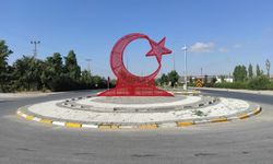 Tomarza girişine ışıklı dev Türk Bayrağı yerleştirildi