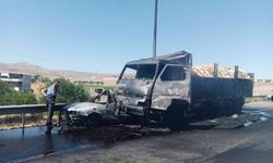 Kayseri’de feci kaza: Otomobilin içindeki 3 kişi yanarak can verdi