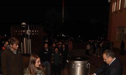 Kütüphanede ders çalışan öğrencilere çorba ikramı