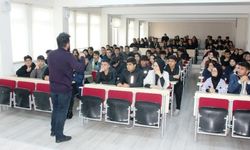 Öğrenciler ve yazarlar kitaplar hakkında konuşuyor