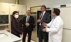 Rektör Altun, TURKOVAC  Araştırma Merkezi'ni ziyaret etti