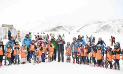 Erciyes'e giden kayakseverler kayak öğreniyor