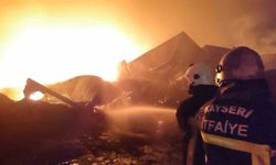 Büyükşehir İtfaiyesi İskenderun Limanı’nda yangınla mücadele ediyor