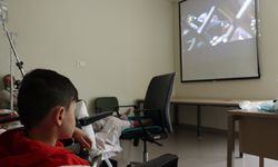 Hastanede depremzede çocuklara sinema keyfi