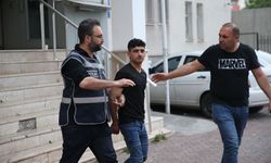 Hırsızlık Suçundan Aranan Şahıs Tutuklandıktan Sonra Kameralara Poz Verdi!