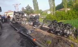 Tır Şarampole Devrildi, Sürücü Yaralandı