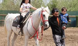 Tarihi Diziler Kadınları At Sırtına Taşıdı