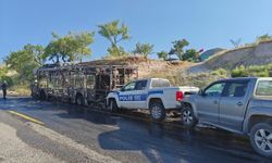 Kayseri’de Halk Otobüsü Alev Aldı: Küle Döndü, Polis Aracı ve Ticari Araç Zarar Gördü