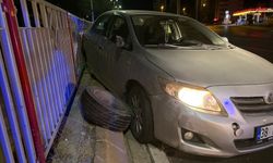 Bariyerlere çarpan otomobilin tekerleği fırladı: 2 yaralı