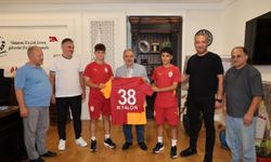 Galatasaray’a transfer olan yetenekler Başkan Yalçın’ı ziyaret etti