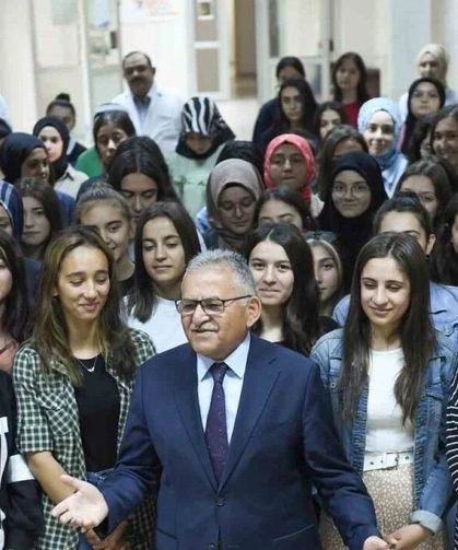 Kayseri Büyükşehir Belediyesi, 27 Bin Öğrenciye 23 Milyon TL Değerinde Kırtasiye Yardımı Yaptı
