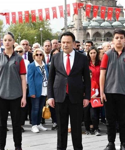 Kayseri'de 23 Nisan Coşkusu: Atatürk Büstüne Çelenk Sunma Töreni Düzenlendi