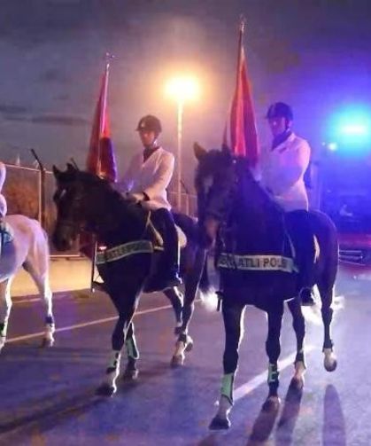 A Milli Futbol Takımı Kayseri’de atlı polislerle karşılandı