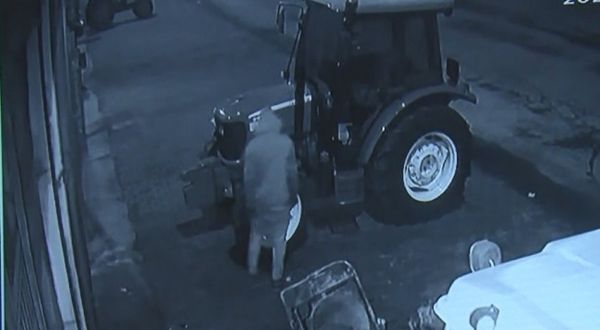 Kapüşonlu hırsız 5 traktörün aküsünü çaldı