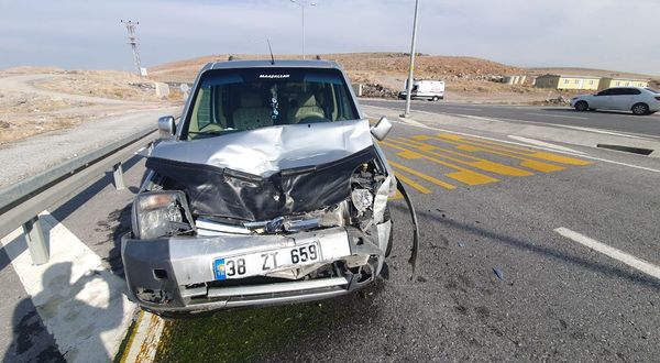 Ticari araçla otomobil çarpıştı: 2 yaralı