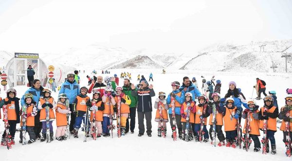 Erciyes'e giden kayakseverler kayak öğreniyor