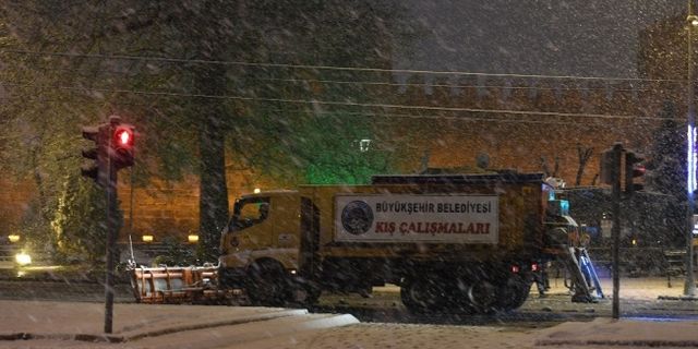 Büyükşehir, 16 ilçede gece boyu karla mücadele etti