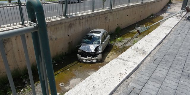 Otomobil kanala uçtu: 1 yaralı