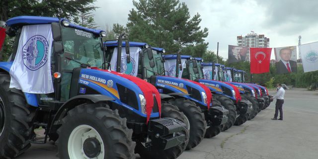 Büyükşehir 6 traktörü daha ziraat odalarına teslim etti