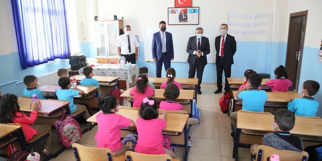Başkan Mehmet Cabbar ilk ders gününde öğrencilerle
