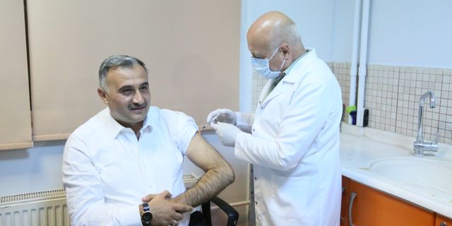 Başkan Cabbar’a aşısını Milletvekili Tamer yaptı
